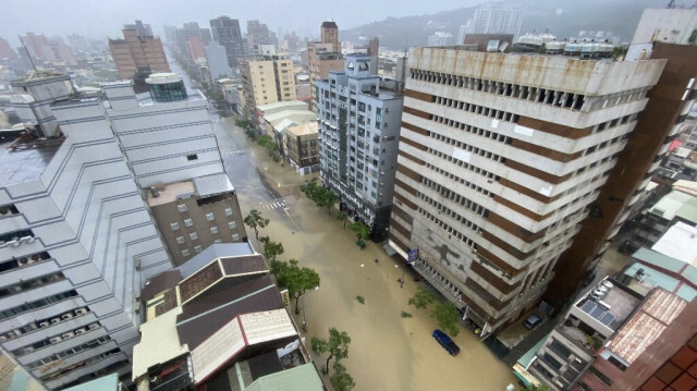 Une rue inondée par les fortes pluies provoquées par le typhon Gaemi à Kaohsiung, le 25 juillet 2024.