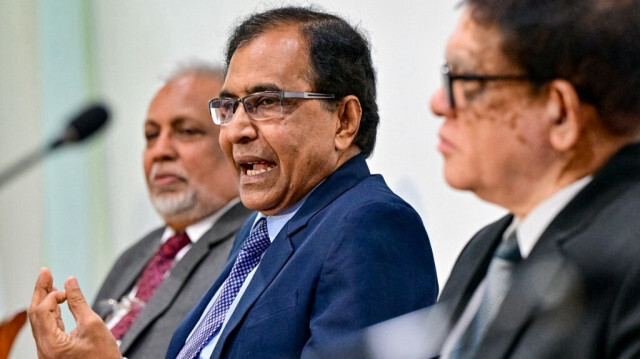 R.M.A.L. Rathnayake (C), président de la Commission électorale du Sri Lanka, lors d'une conférence de presse avant les élections présidentielles à Colombo, le 16 juillet 2024.