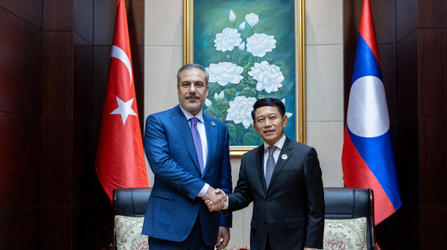 Le ministre turc des Affaires étrangères Hakan Fidan rencontre le vice-premier ministre et ministre des Affaires étrangères du MLaos Saleumxay Kommasith en marge de la réunion de partenariat du dialogue sectoriel Turkiye-ASEAN, à Vientiane, au Laos, le 26 juillet 2024.