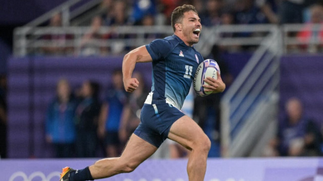 Antoine Dupont fonçant vers l'essai lors du quart de finale masculin de rugby à VII entre l'Argentine et la France durant les JO 2024, au Stade de France, le 25 juillet 2024.  