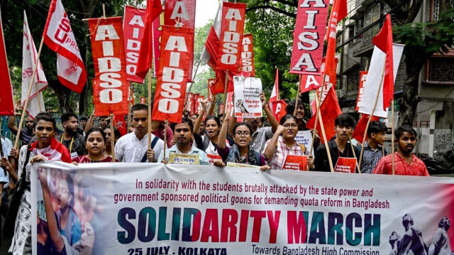 Des étudiants de gauche tiennent des affiches et crient des slogans alors qu'ils marchent dans une rue de Kolkata, le 25 juillet 2024, lors d'un rassemblement de soutien aux étudiants bangladais qui protestent contre les quotas dans les emplois publics.