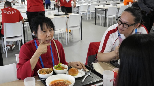 La Première dame de la République de Singapour, Jane Yumiko Ittogi, épouse du président Tharman Shanmugaratnam, partage un déjeuner avec les athlètes singapouriens lors de sa visite au village olympique de Saint-Denis, le 24 juillet 2024.
