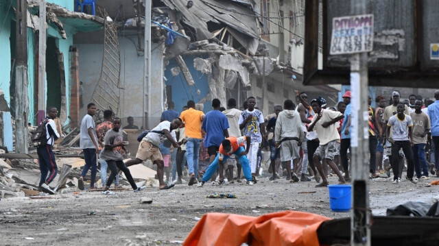 Des habitants se rassemblent pour affronter les forces de police de Côte d'Ivoire sur les lieux de la démolition de maisons situées près du 4e pont d'Abidjan, le 25 juillet 2024. 