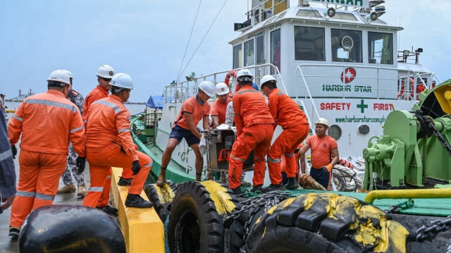 Le personnel des garde-côtes charge les écumeurs qui seront utilisés pour lutter contre la marée noire, dans un port de Limay, Bataan, le 26 juillet 2024.