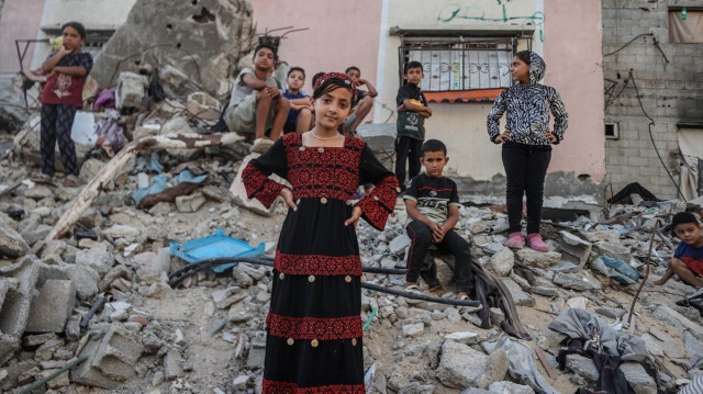 بمناطق لا تصلح للحياة.. غزيون يعيشون على أنقاض منازلهم
