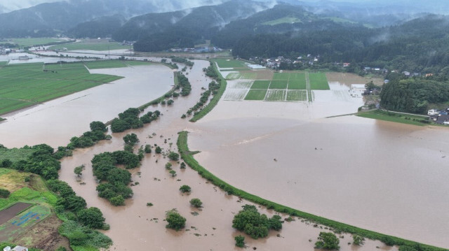 Les inondations le long de la rivière Ishizawa, dont la digue s'est effondrée en raison des fortes pluies, à Yurihonjo, dans la préfecture d'Akita au Japon, le 25 juillet 2024. 