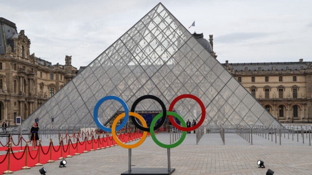 La Pyramide du Louvre, à la veille de la cérémonie d'ouverture des Jeux Olympiques de Paris 2024, le 25 juillet 2024.
