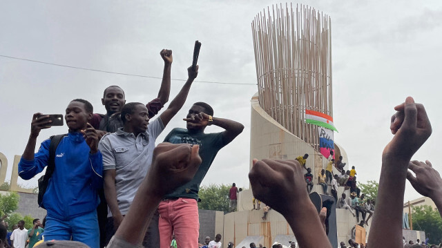 Des partisans des forces de défense et de sécurité nigériennes se rassemblant lors d'une manifestation devant l'Assemblée nationale à Niamey, le 27 juillet 2023. Un an après avoir renversé le président élu Mohamed Bazoum, le régime militaire au pouvoir au Niger multiplie les actions et les discours pour recouvrer sa "souveraineté" mais reste confronté aux attaques récurrentes des terroristes sahéliens. Depuis sa prise de pouvoir le 26 juillet 2023, la junte dirigée par le général Abdourahamane Tiani, ancien chef de la garde présidentielle, a complètement revu ses partenariats internationaux.