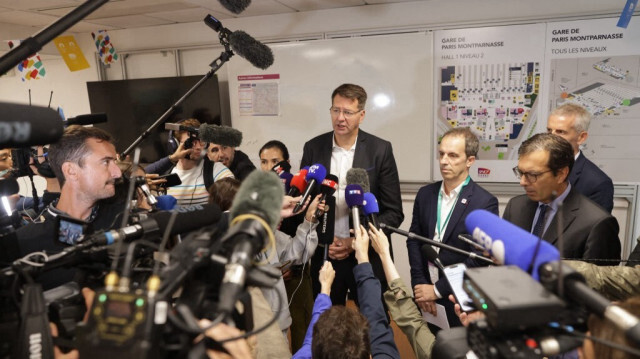 Le vice-ministre français des Transports Patrice Vergriete entouré du PDG de SNCF Voyageurs Christophe Fanichet et du PDG de la SNCF Jean-Pierre Farandou s'adresse aux représentants des médias à la gare Montparnasse à Paris le 26 juillet 2024.