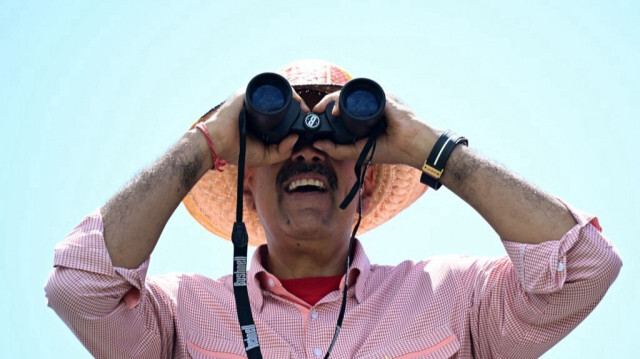 Le président vénézuélien et candidat à la présidence Nicolas Maduro regarde à travers des jumelles lors de son rassemblement de clôture de campagne à Maracaibo, État de Zulia, Venezuela, le 25 juillet 2024.