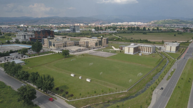 IUS 2003 yılında Saraybosna Eğitimi Geliştirme Vakfı tarafından kurulmuş, Bosna Hersek’in ilk vakıf üniversitesidir. 