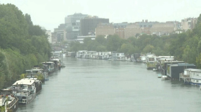 Images de la Seine alors que les pluies tombées vendredi et samedi sur Paris ont souillé la Seine pour les heures suivantes, contraignant les organisateurs à annuler l'entraînement de triathlon prévu dimanche matin dans le fleuve.