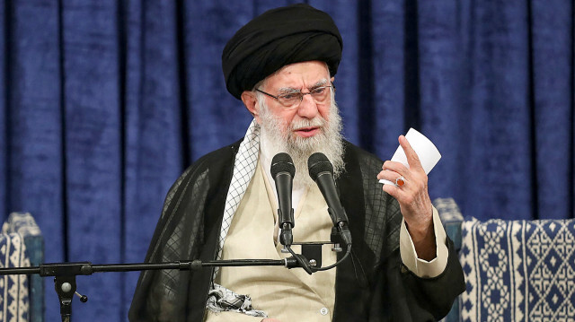 Le 28 juillet 2024, le guide suprême iranien, l'ayatollah Ali Khamenei, prononçant un discours lors de la cérémonie officielle d'investiture du président élu Masoud Pezeshkian (sans photo). Le 28 juillet, le guide suprême iranien, l'ayatollah Ali Khamenei, a officiellement approuvé la nomination du réformateur Masoud Pezeshkian au poste de neuvième président de la République islamique, avant qu'il ne prête serment devant le parlement le 30 juillet.