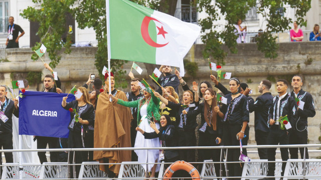 Cezayirli sporcular, Olimpiyat Oyunları'nın açılış töreninde, Fransızların katlettiği Cezayirlileri anmak için Seine Nehri'ne gül bıraktı.