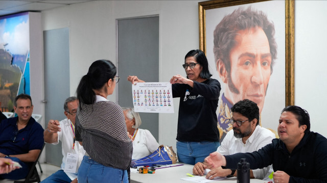 Une citoyenne vénézuélienne recevant des informations pour voter lors de l'élection présidentielle à l'ambassade du Venezuela à Panama City le 28 juillet 2024. Les Vénézuéliens votent dimanche entre la continuité du président Nicolas Maduro et le changement avec son rival Edmundo Gonzalez Urrutia, dans un contexte de forte tension suite à la menace du président sortant d'un "bain de sang" s'il perd, ce qui est probable selon les sondages.