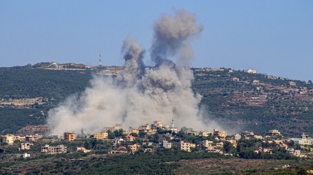 Des volutes de fumée se dégageant à la suite d'une frappe aérienne israélienne dans le village frontalier de Chihine, au sud du Liban, le 28 juillet 2024. Les retombées de la guerre de Gaza se font régulièrement sentir à la frontière israélo-libanaise, où les échanges transfrontaliers meurtriers se sont intensifiés entre les troupes israéliennes et les combattants du Hezbollah.