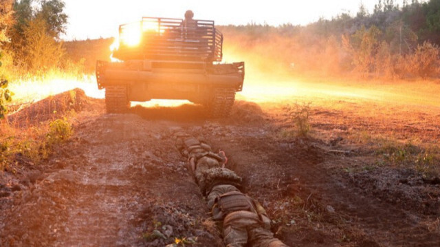 Des tankistes ukrainiens de la 28e brigade mécanisée séparée participent à l'entraînement des combattants du bataillon spécial Shkval, créé à partir d'anciens détenus, dans un lieu non précisé de la région de Donetsk, le 26 juillet 2024.