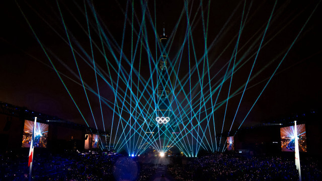 Vue d'ensemble de la salle du Trocadéro, avec la Tour Eiffel en arrière-plan
et les lasers illuminant le ciel, lors de la cérémonie d'ouverture des Jeux olympiques de Paris 2024, le 26 juillet 2024. 