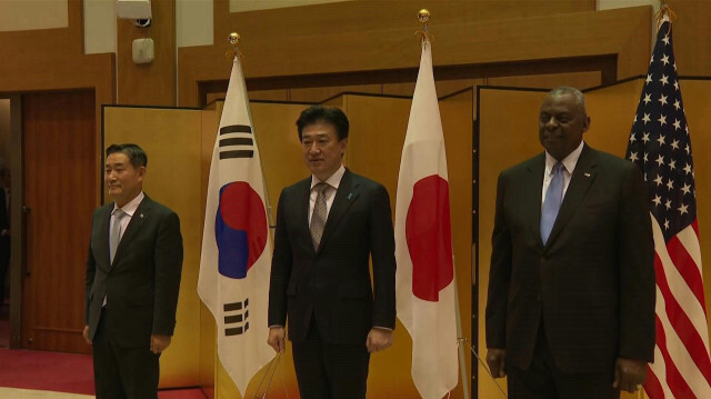 Le ministre américain de la Défense, Lloyd Austin, se tenant aux côtés de ses homologues japonais Minoru Kihara et sud-coréen Shin Won-sik lors d'une visite à Tokyo, le 28 juillet 2024. Les trois ministres signent un accord visant à renforcer les liens trilatéraux à l'issue de leur rencontre.