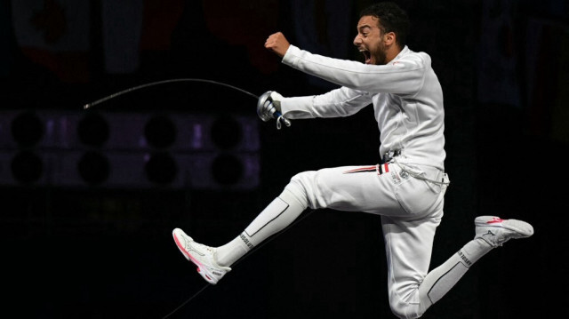 L'Égyptien Mohamed Elsayed célèbre sa médaille de bronze individuelle masculine à l'épée, durant les JO 2024 de Paris, au Grand Palais, le 28 juillet 2024.  