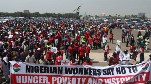 Des manifestants se rassemblent près de l'Assemblée nationale du Nigeria lors d'une manifestation à Abuja le 27 février 2024. 