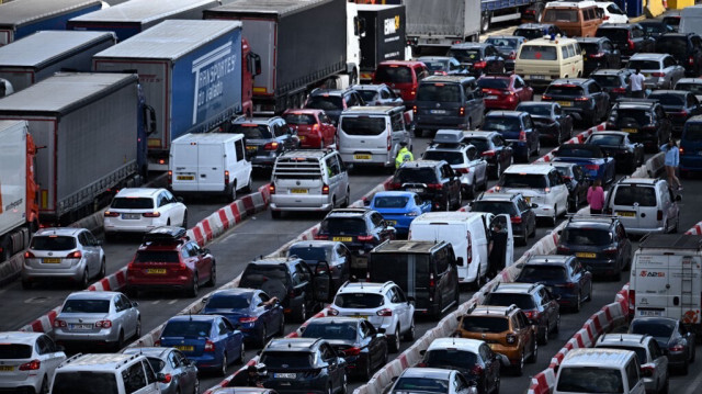 Des camions porte-conteneurs et des vacanciers dans la file d'attente au port de Douvres, sur la côte sud-est de l'Angleterre, avant d'embarquer sur des ferries à destination de l'Europe continentale, le 7 avril 2023. 