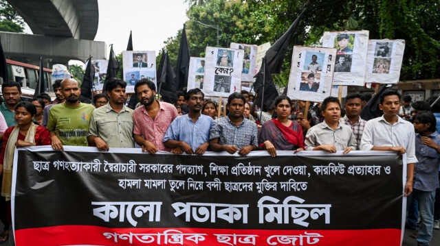 Des personnes participent à une marche de protestation contre l'arrestation et l'assassinat massifs de manifestants au cours des violences de la semaine dernière dans le cadre des manifestations anti-qouta, à Dhaka, le 28 juillet 2024.