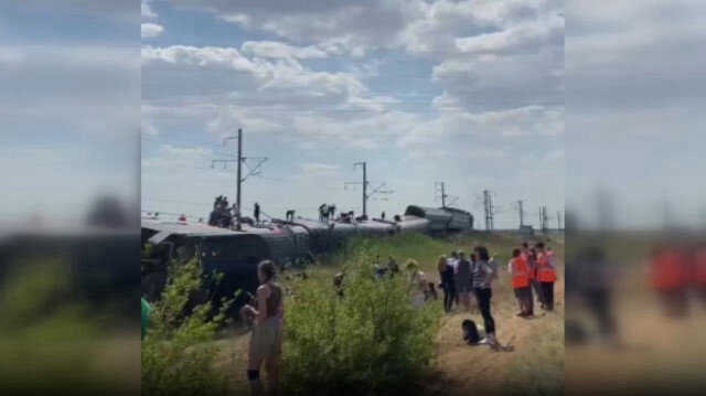 Rusya'da yolcu treni raydan çıktı