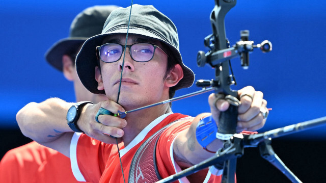 Mete Gazoz de l'équipe olympique turque lors  des quarts de finale de l'épreuve par équipes masculine de tir à l'arc lors des JO 2024 à l'Esplanade des Invalides à Paris, le 29 juillet 2024.