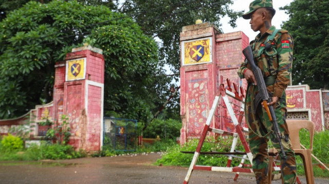 Un membre du groupe armé ethnique Ta'ang National Liberation Army (TNLA) montant la garde à un poste de contrôle dans la ville de Kyaukme, dans le nord de l'État Shan, au Myanmar.