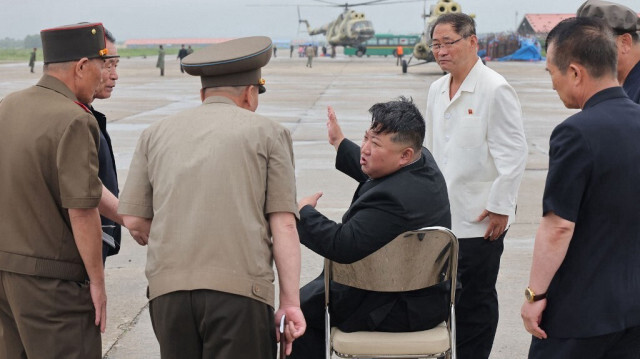 Le dirigeant nord-coréen Kim Jong Un (C) inspectant la situation après des pluies record ayant provoqué des inondations dans la ville de Sinuiju, dans la province de Pyongan du Nord, le 29 juillet 2024.