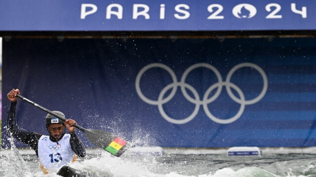 Le Sénégalais Yves Bourhis lors des séries éliminatoires du canoë slalom en simple homme au Stade Nautique de Vaires-sur-Marne,  lors des JO 2024 de Paris, le 27 juillet 2024. 