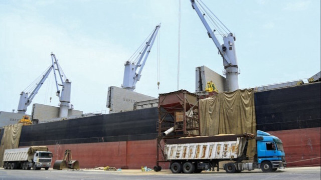 Un navire décharge sa cargaison sur un quai du port d'Hodeïda au Yémen, le 28 juillet 2024.