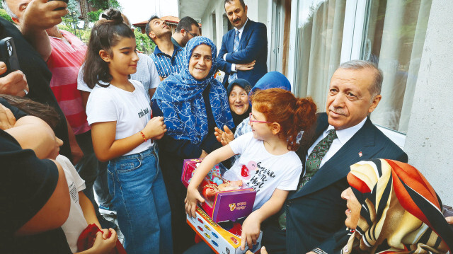 Cumhurbaşkanı Tayyip Erdoğan, dünkü mesaisini memleketi Rize’de geçirdi. Komşularını ziyaret eden Erdoğan, çocuklara oyuncak dağıttı, komşularıyla bir süre sohbet etti.