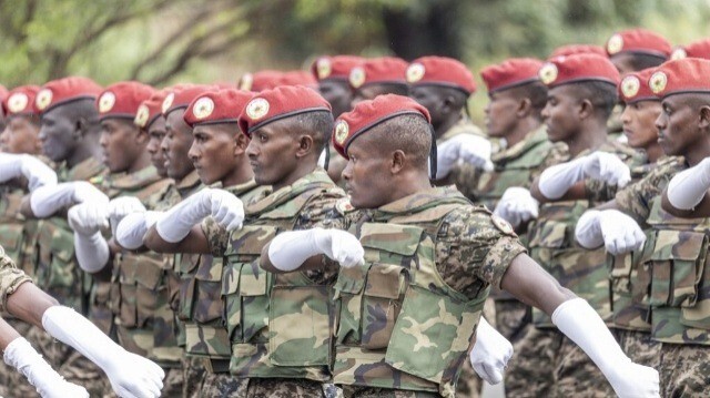 Des membres de la Force de défense nationale éthiopienne défilent lors de la 116e célébration de la Journée de la Force de défense éthiopienne à Addis-Abeba, en Éthiopie, le 26 octobre 2023.