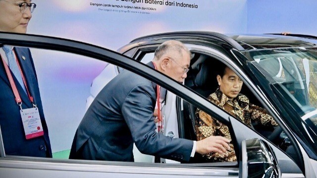 Le président indonésien Joko Widodo s'entretenant avec le président exécutif de Hyundai Motor Group Chung Eui-sun (C) lors d'une inspection de l'usine de fabrication de batteries et de véhicules électriques de PT Hyundai LG Indonesia-Green Power à Karawang, dans l'ouest de l'île de Java.