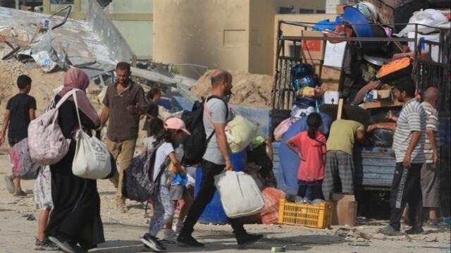 Des milliers de Palestiniens vivant dans la région de Khan Younès migrent avec leurs biens vers des zones qu'ils pensaient plus sûres après l'appel d'Israël aux Palestiniens à "évacuer la région" Gaza, le 02 juillet 2024.