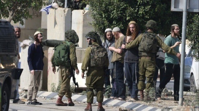 Des colons juifs ont agressé des membres des forces armées et de la police israéliennes en Palestine occupée.