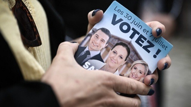 Marine Le Pen, envisage de former un gouvernement avec une majorité relative de 270 députés, complétée avec des soutiens, "par exemple divers droite, divers gauche, quelques LR" (Les Républicains, droite).