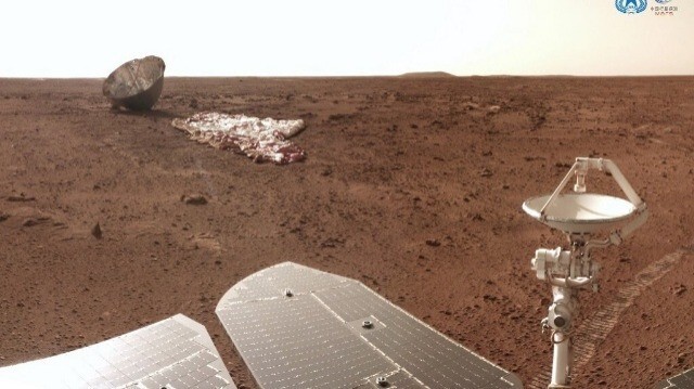 Une image du parachute et de la coque arrière du rover martien chinois Zhurong prise par le rover à une distance de 30 mètres sur la surface de Mars, le 15 juillet 2021.