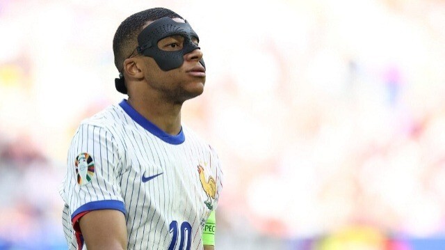 L'attaquant de la France n°10 Kylian Mbappé, portant un masque de protection, lors des huitièmes de finale de l'Euro 2024 entre la France et la Belgique, à Düsseldorf, le 1er juillet 2024.