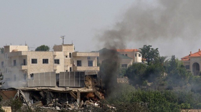 Un épais nuage de fumée noire s'élève d'un incendie causé par une frappe aérienne israélienne sur Jennata, à l'est de la ville portuaire du sud du Liban, Tyr, le 14 juin 2024.