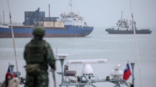 Un membre de l'armée taïwanaise (de face) participe à des exercices de routine dans le port de Liaoluo à Kinmen, le 24 mai 2024.
