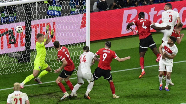 Le défenseur turc Merih Demiral marque le deuxième but de son équipe lors du match de huitième de finale de l'Euro 2024 contre l'Autriche au stade de Leipzig à Leipzig, le 2 juillet 2024. 