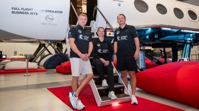 Les membres de l'équipe de l'expédition The Arctic Challenge, les rameurs (de gauche à droite) Andrew Saville, Orlagh Dempsey et Britannique Toby Gregory, lors de simulations dans un centre de formation aéronautique à Dubaï, le 24 juin 2024.
