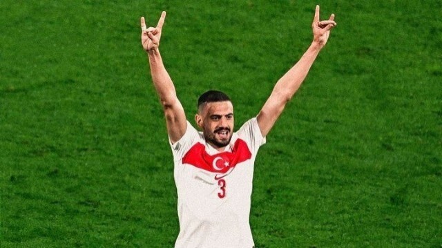 Le joueur turc Merih Demiral effectuant le geste patriotique des Loups gris.