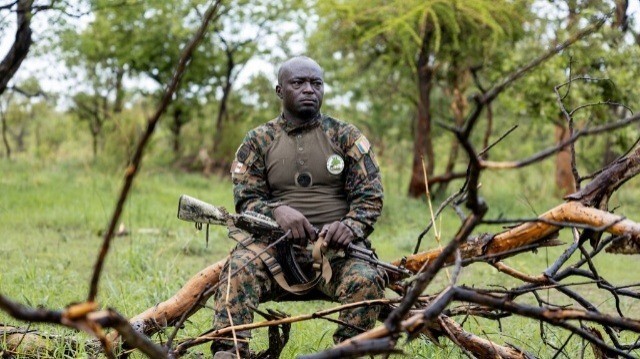 Belfort Assia Blanga, 33 ans, ranger et chef de patrouille en charge de la protection de la biodiversité, assise lors d'une patrouille dans le parc national de Zah Soo à la recherche d'un troupeau d'éléphants, le 11 juin 2024. 