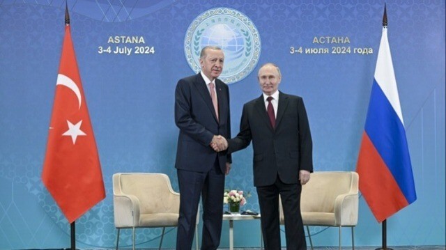 Le Président turc, Recep Tayyip Erdogan (G) et le Président russe, Vladimir Poutine (D) assistent au sommet de l'Organisation de coopération de Shanghai à Astana au Kazakhstan, le 03 juillet 2024.