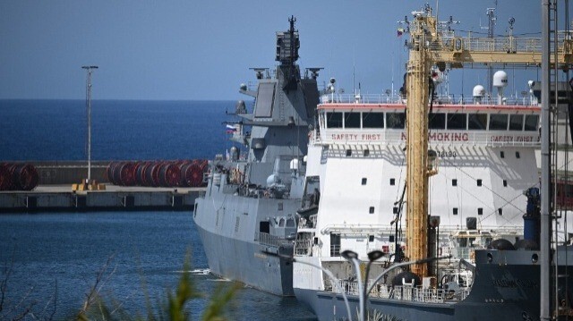 La frégate de la classe Amiral Gorshkov et le tanker Akademik Pachine, qui font partie du déploiement naval russe en visite au Venezuela, arrivent au port de La Guaira le 2 juillet 2024.
