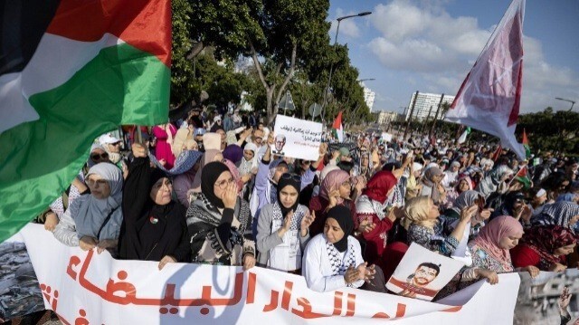 Des Marocains brandissent des drapeaux palestiniens et scandent des slogans lors d'une marche de solidarité avec la population de Gaza près du consulat américain à Casablanca, le 20 avril 2024.